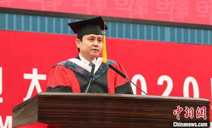 张文宏28日作为教师代表亮相复旦大学2020届学生毕业典礼。 王玥 摄 张文宏寄语毕业生:充满不确定性的世界是最好