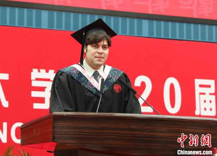 来自塞尔维亚的菲利蒲以地道而流利的中文分享了他的故事和思考。 王玥 摄 张文宏寄语毕业生:充满不确定性的世界是最好