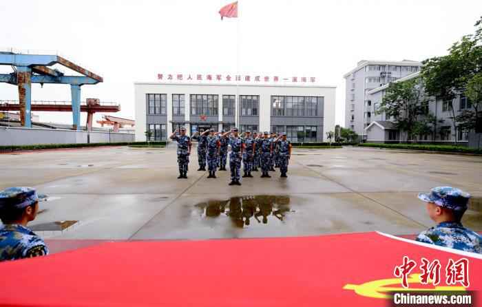 20余名官兵向党组织递交请战书,并向党旗宣誓。 刘勇 摄 东部战区海军某大队20余名官兵递交请战书上抗洪