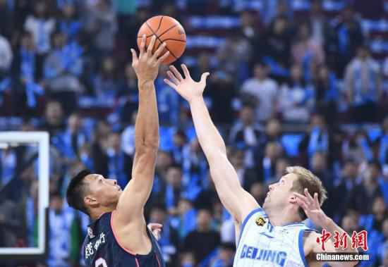 易边再战,赵睿投进三分。此时北京队打出9-1攻击波落后2分,阿联中投命中。杜润旺被吹违体犯规,两队战成53平。阿联隔着王骁辉扣篮,杜锋不满判罚被吹T。方硕落地时扭伤右脚踝被换下场,两队又战成57平和61平。威姆斯翻身跳投得分,紧接着赵睿2罚1中。三节战罢,广东队64-61领先北京队。图为广东东莞银行球员易建联与北京首钢球员汉密尔顿争球。中新社记者 崔楠 摄 广东锁定CBA常规赛第一,三大成功定律不得不服