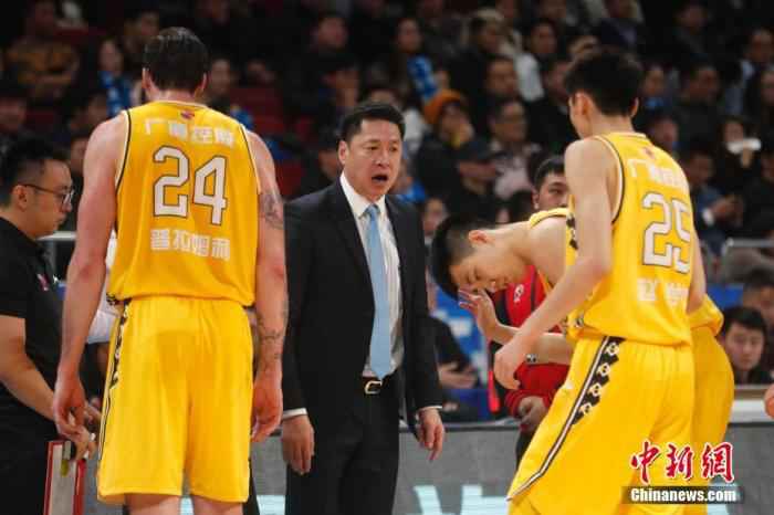 浙江广厦控股队教练李春江与球员交流。中新社记者 韩海丹 摄 广东锁定CBA常规赛第一,三大成功定律不得不服