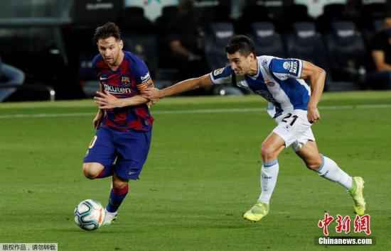 截止到目前,西班牙人在已经战罢的35轮联赛中5胜9平21负,仅积24分。此役结束后,西班牙人队和排名第17位的埃瓦尔之间的分差增至11分,在联赛还剩下三轮的情况下,提前宣告保级失败。图为梅西带球。 体坛观察丨528天西甲梦碎,武磊命运何去何从