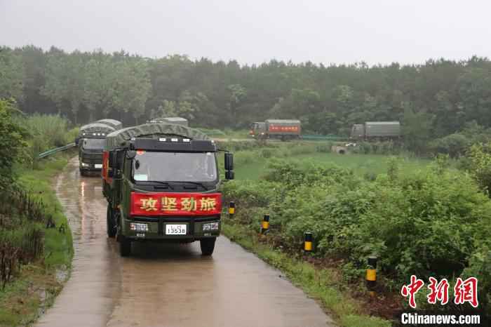 陆军第71集团军“攻坚劲旅”500余名官兵冒暴雨驰