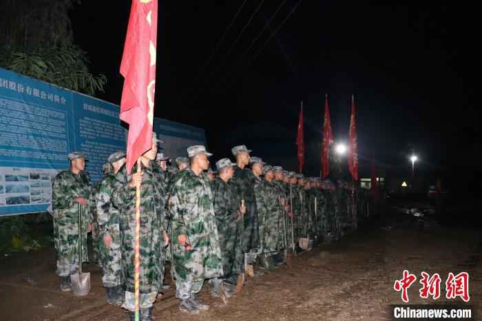 陆军第71集团军“攻坚劲旅”500余名官兵冒暴雨驰