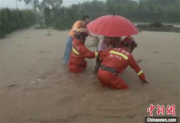 荆门消防转移受困人员。荆门消防供图 湖北多地遭遇入梅以来最强降水