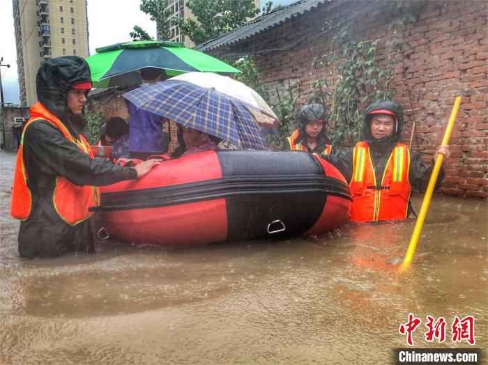随州遭遇强降雨,消防转移受困人员。随州消防供图 湖北多地遭遇入梅以来最强降水