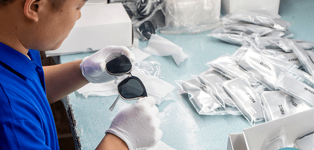 中国代工厂的尴尬：100块的墨镜，贴上logo，售价