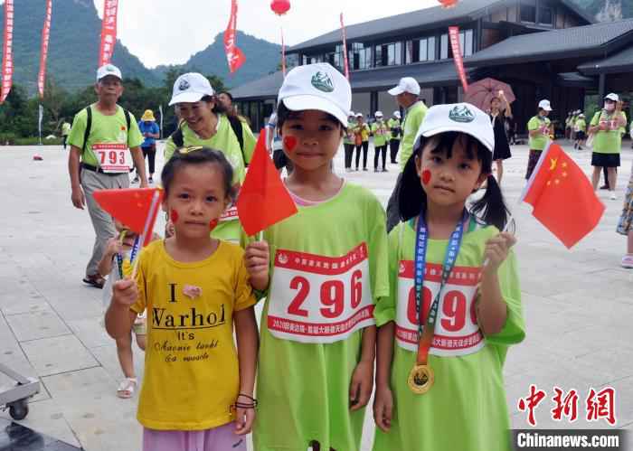 图为参赛的小选手。 黄艳梅 摄 广西近千名选手“登高望越”探秘“醉美边境”