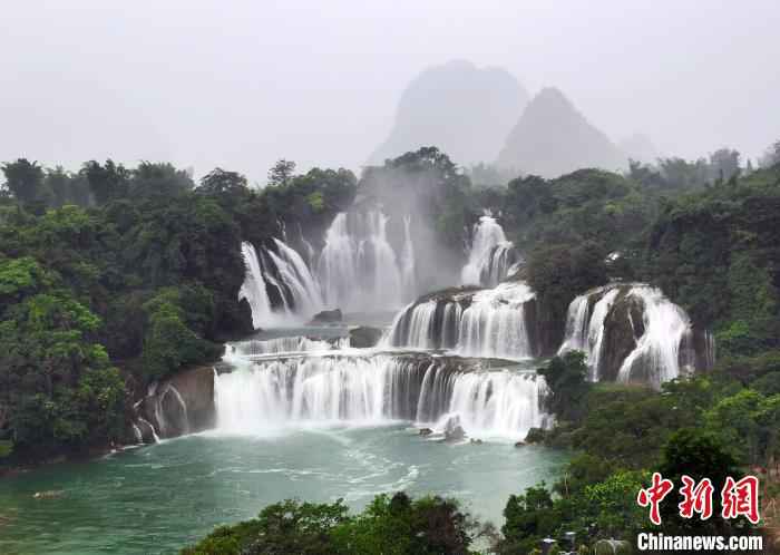 图为7月12日拍摄的德天跨国大瀑布。 陈静秀 摄 广西近千名选手“登高望越”探秘“醉美边境”
