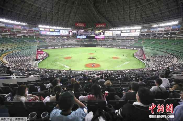 当地时间7月10日,日本职业棒球赛恢复,读卖巨人队和养乐多燕子队之间的比赛在神户举行,日本棒球联盟允许球迷进场观赛,人数控制在5000人。当天天气降雨,不少球迷做好个人防护冒雨前往球场。 日职棒与J联赛恢复观众现场观战 唱歌呐喊被禁止