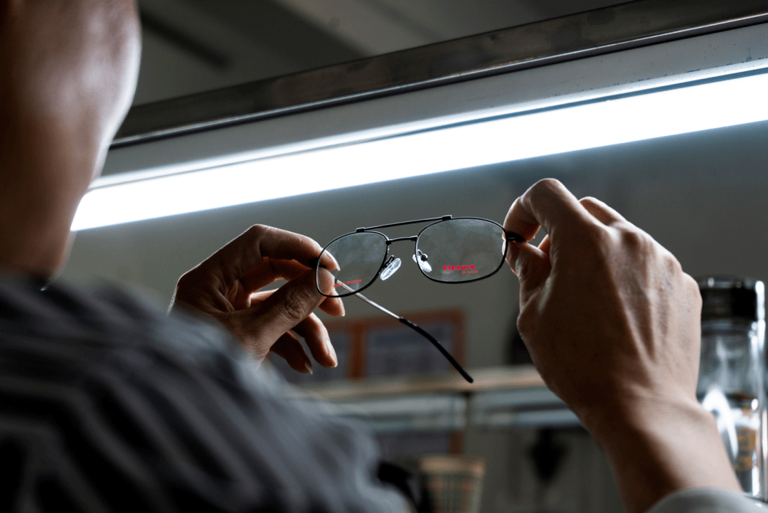 中国代工厂的尴尬:100块的墨镜,贴上logo,售价