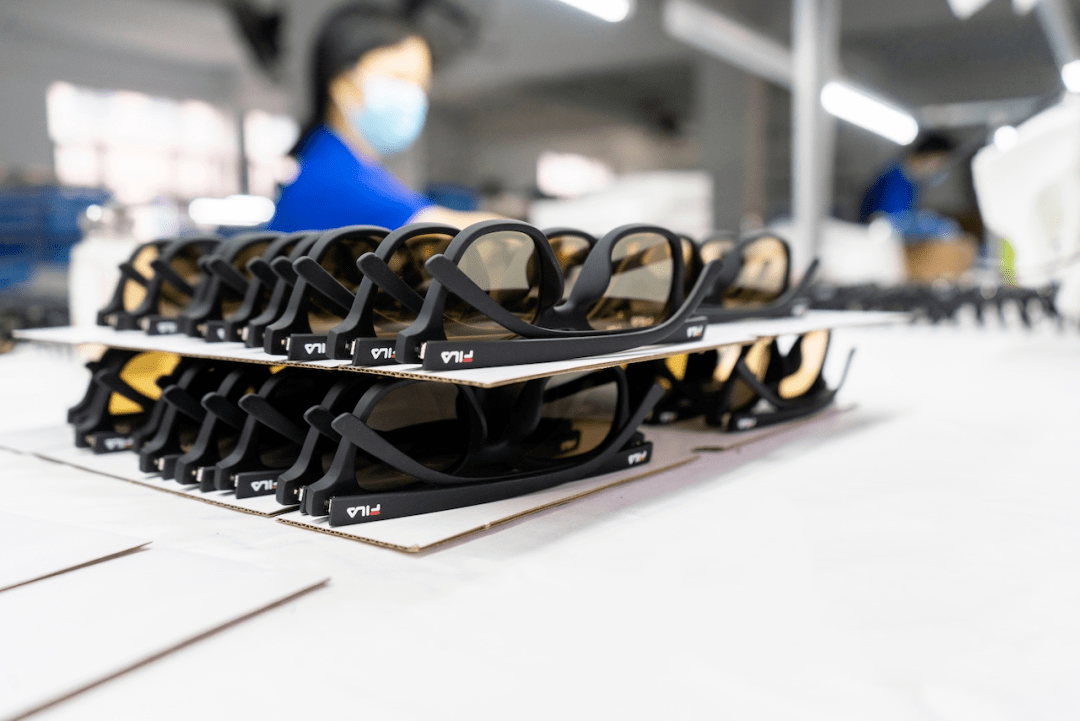 中国代工厂的尴尬:100块的墨镜,贴上logo,售价