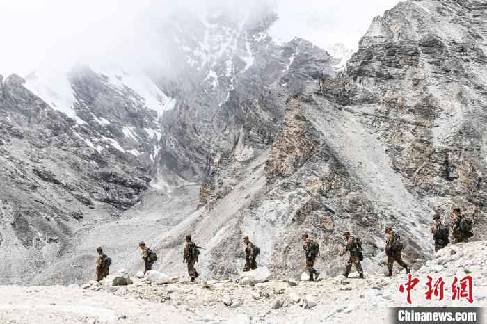 与雪山冰川为伴 西藏军区边防战士海拔5400米守边