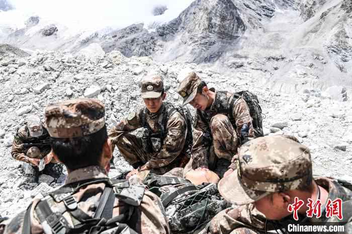 与雪山冰川为伴 西藏军区边防战士海拔5400米守边