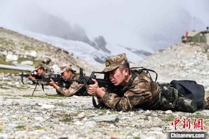 与雪山冰川为伴 西藏军区边防战士海拔5400米守边