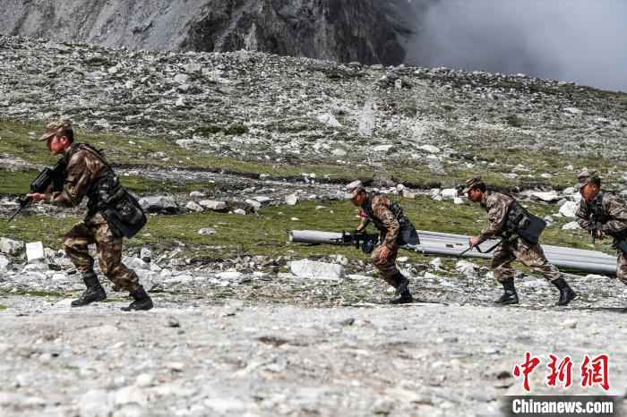 与雪山冰川为伴 西藏军区边防战士海拔5400米守边