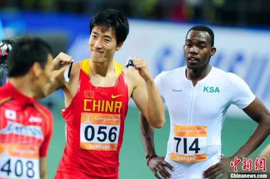 资料图:资料图为:2010年11月22日晚,“飞人”刘翔亮相广州亚运奥体中心田径赛场,以13秒48的成绩夺得男子110米栏第一轮小组赛第一名。中新社发 陈文 摄 北京申奥成功19周年:19载岁月,我们这样走过