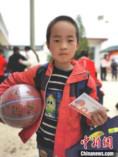 甘肃偏远山区的孩子们收到了心爱的礼物。图源乐清市社会工作者协会 跨越1850公里缔深情 浙江甘肃携手点亮山区娃娃“