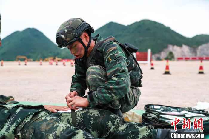 探访比武场上的救护员：战场上的生命守护者