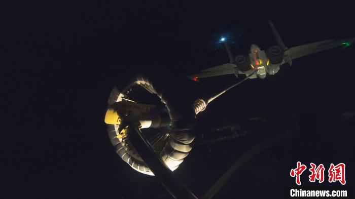 海军舰载战斗机完成夜间伙伴加油