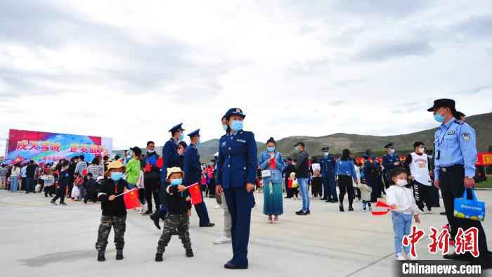 驻藏空军在拉萨举办第三届军营开放日 飞行训练