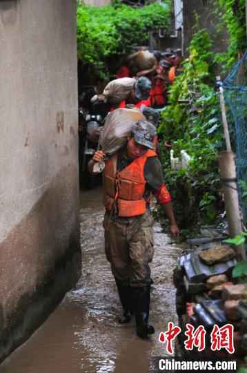 陆军第71集团军“攻坚劲旅”300余官兵冒暴雨驰援