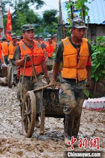 陆军第71集团军“攻坚劲旅”300余官兵冒暴雨驰援