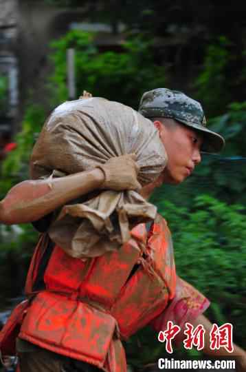 陆军第71集团军“攻坚劲旅”300余官兵冒暴雨驰援