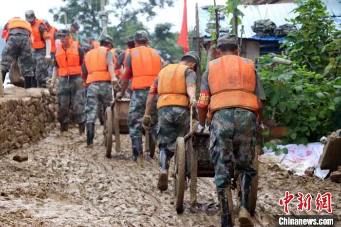 陆军第71集团军“攻坚劲旅”300余官兵冒暴雨驰援