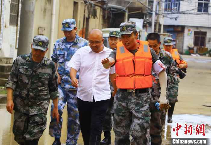 陆军第71集团军“攻坚劲旅”300余官兵冒暴雨驰援