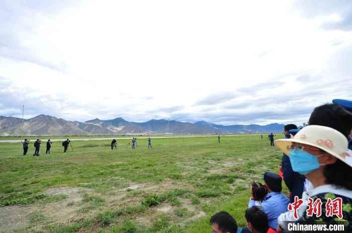 驻藏空军在拉萨举办第三届军营开放日 飞行训练