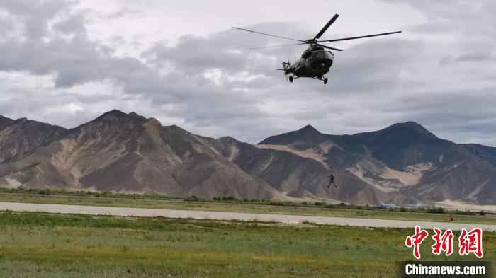 驻藏空军在拉萨举办第三届军营开放日 飞行训练
