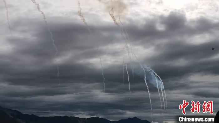 驻藏空军在拉萨举办第三届军营开放日 飞行训练