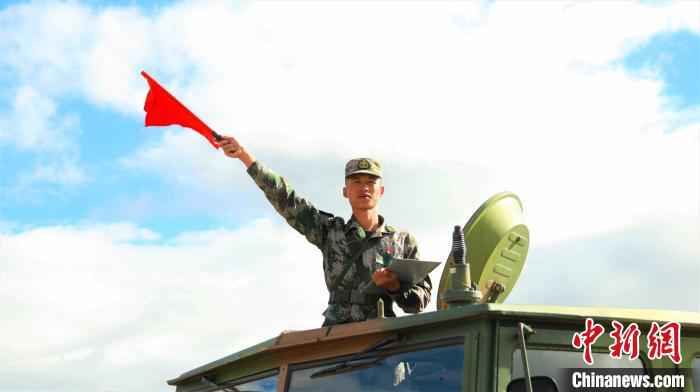 图为西藏军区某旅炮兵营官兵参加考核。　牛思佳 摄