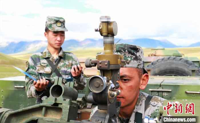 图为西藏军区某旅炮兵营以考促训。　牛思佳 摄