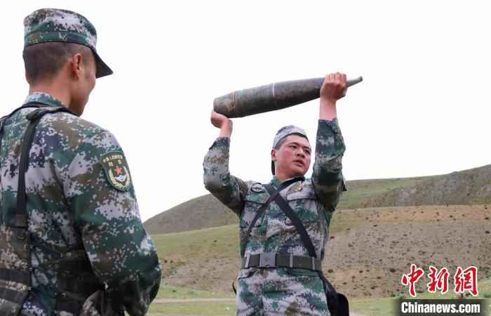 图为西藏军区某旅炮兵营官兵进行炮弹装填。　牛思佳 摄