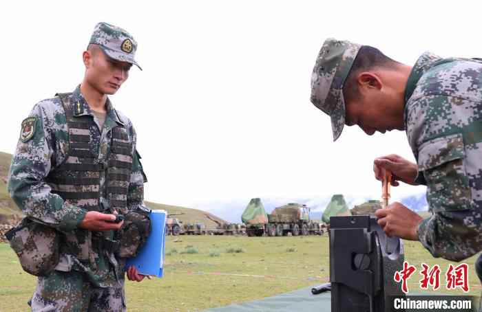 图为西藏军区某旅炮兵营官兵参加考核。　牛思佳 摄