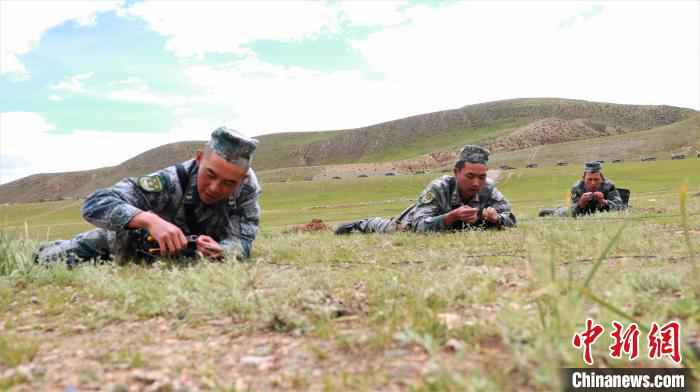 海拔4300米雪域高原大练兵 西藏军区某炮兵部队以