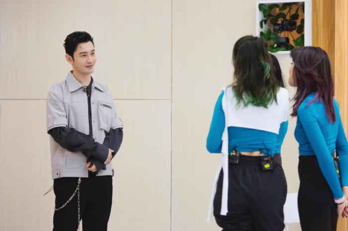 《乘风破浪的姐姐》热播 黄晓明送沙袋成“气氛