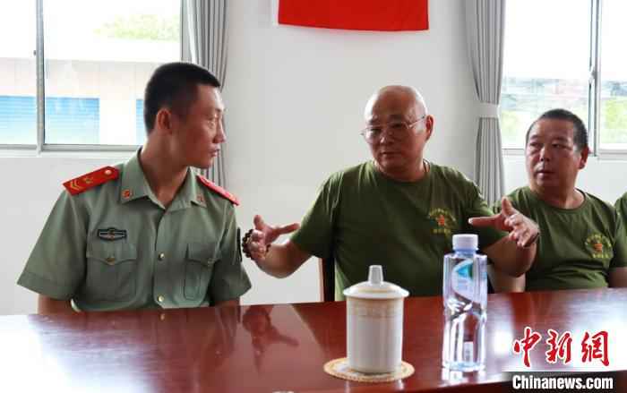 武警官兵感悟老兵精神 传承红色火炬