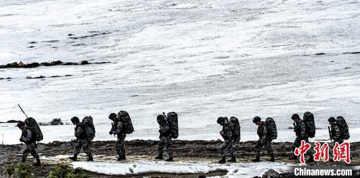 西藏军区某特战旅海拔5000米开展雪山重装行军训