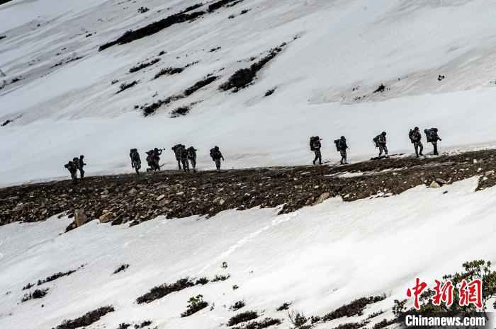 西藏军区某特战旅海拔5000米开展雪山重装行军训