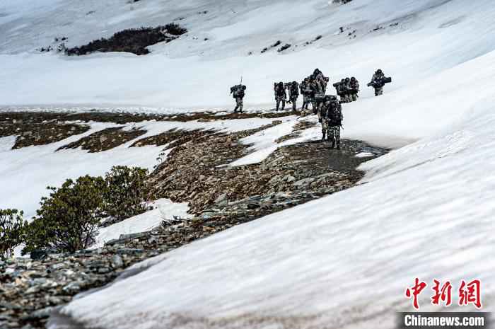 西藏军区某特战旅海拔5000米开展雪山重装行军训