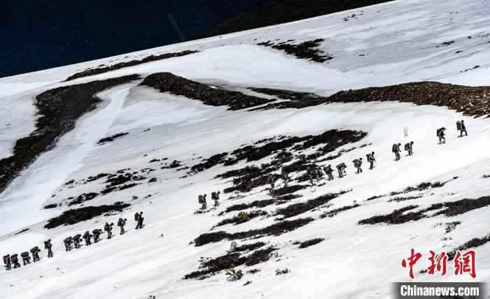 西藏军区某特战旅海拔5000米开展雪山重装行军训