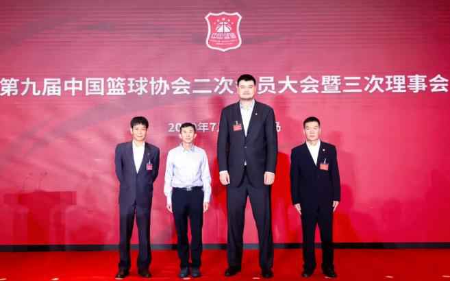 左一:中国篮协秘书长 涂猛,左二:中国篮协党委书记、副主席 白喜林,右一:中国篮协副主席 许闽峰,右二:中国篮协主席 姚明。图片来源:中国篮协官方微信公众号 中国篮协会员大会通过新章程 聘任涂猛为秘书长