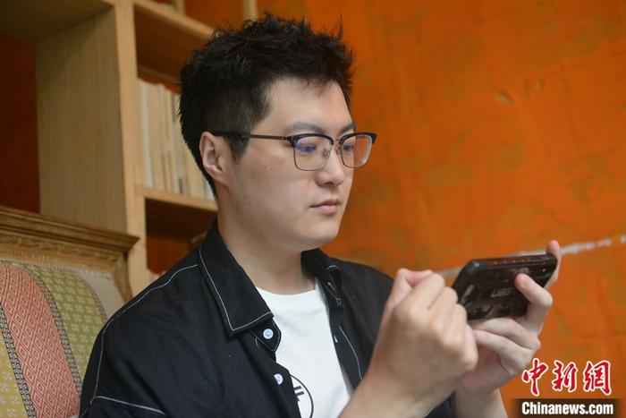 7月14日,作为中国电竞领域的超人气选手,素有“中单万花筒”之称的张宇辰在成都一家咖啡馆进行日常练习。中新社记者 张浪 摄
亚运会电竞冠军张宇辰:中国电竞发展给予职业