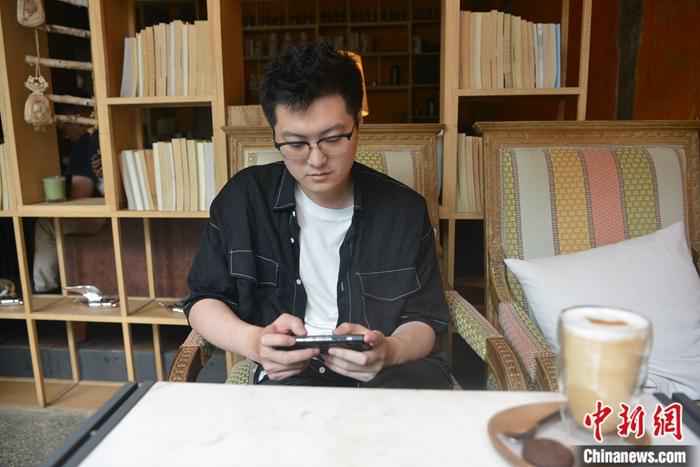 7月14日,作为中国电竞领域的超人气选手,素有“中单万花筒”之称的张宇辰在成都一家咖啡馆进行日常练习。中新社记者 张浪 摄 亚运会电竞冠军张宇辰:中国电竞发展给予职业