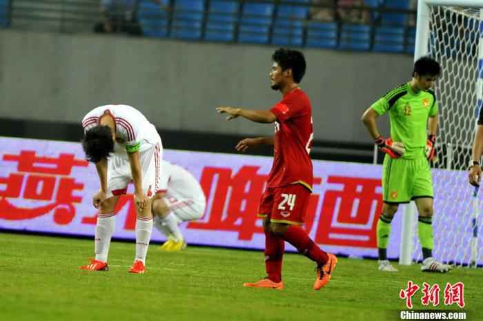 2013年6月15日,国足在安徽合肥奥体中心和泰国队进行了一场热身赛,最终经过90分钟鏖战,国足1-5惨败对手再次创下耻辱性失利。王永珀在上半场主罚点球命中,为中国队攻入了唯一的一粒进球。图片来源:Osports全体育图片社 体坛观察丨中国足球不行,是因为球迷“反智”