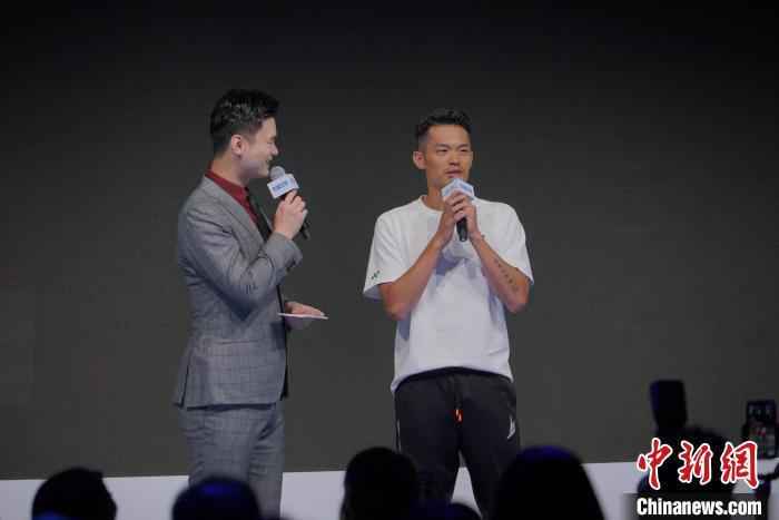 中国羽毛球名将林丹微博宣布退役后首度公开亮相活动。 康玉湛 摄 林丹谈退役:心情很复杂但觉得稍微轻松了一些
