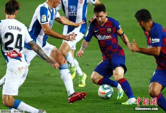 北京时间9日,西班牙人0:1不敌巴塞罗那,降入西乙。武磊替补出场。图为梅西控球。 再次戳心!武磊降级夜,这个韩国人加盟欧冠劲